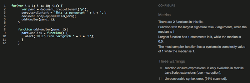 JSHint Screenshot. Linkes Panel ist ein farbcodierter und mit Zeilennummern versehener Code-Editor. Rechtes Panel ist in Metriken zur Anzahl, Größe und Zusammensetzung der Funktionen und Warnungen unterteilt. Die Warnungen enthalten das Problem und die Zeilennummer.