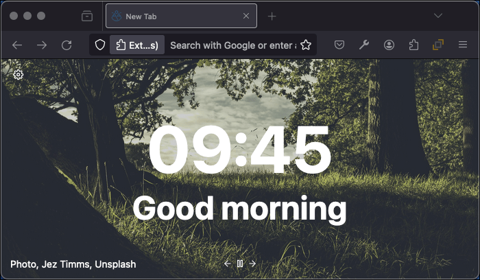 Ein neuer Tab, gestaltet von der Tabliss-Erweiterung, zeigt ein Wald-Bild mit der Uhrzeit und einer Begrüßungsnachricht.
