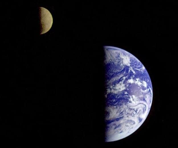 ガリレオ宇宙船が約630万キロメートル離れた場所から撮影した写真で、地球と月の両方が太陽に半分照らされています。