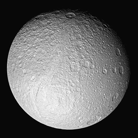 土星で5番目に大きい月テティスは主に太陽に照らされており、土星からの光が反射しています。 これは拡散照明です。