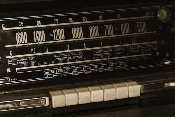 旧时收音机上的按钮。
